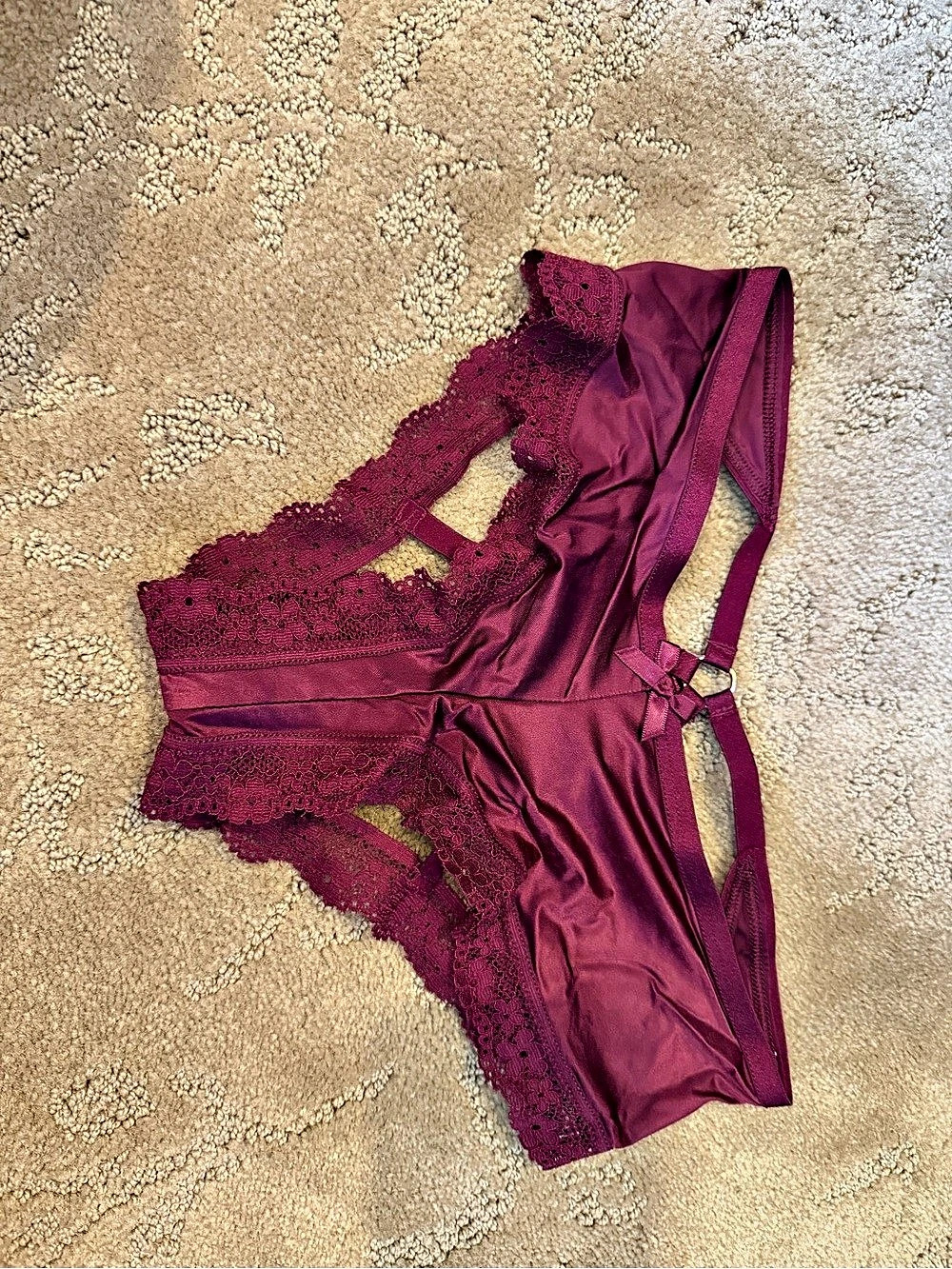 Victoria's Secret Lace Underwire Bra in kir_ Size S/P-New